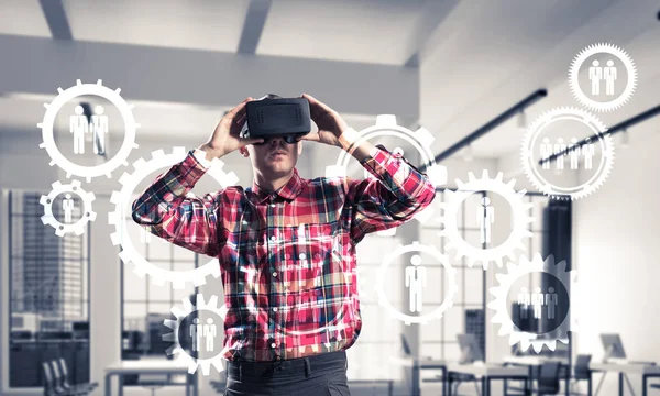 Homme avec casque de réalité virtuelle — Photo