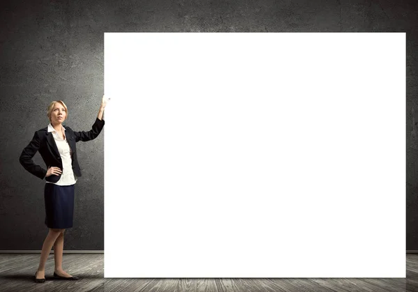 Businesswoman with white blank — Stock Photo, Image