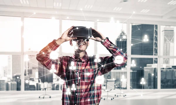 Man met virtual reality headset — Stockfoto