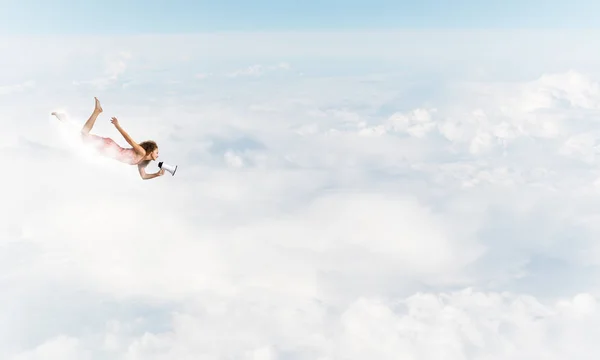 Mujer con megáfono volando alto en el cielo —  Fotos de Stock