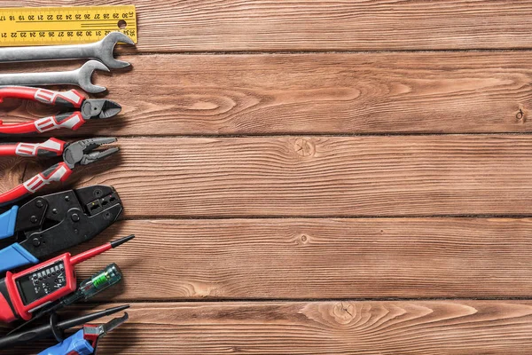 Paar tools op houten oppervlak — Stockfoto