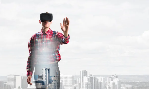 Людина з гарнітурою віртуальної реальності — стокове фото