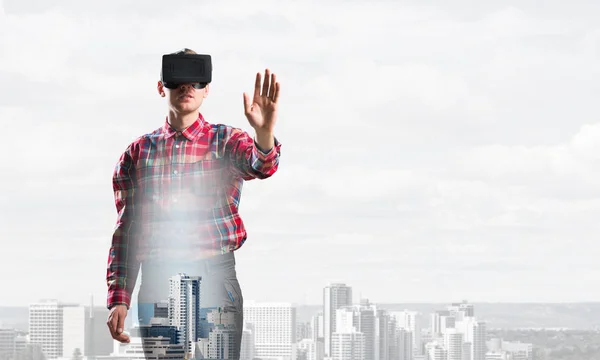 Homme avec casque de réalité virtuelle — Photo