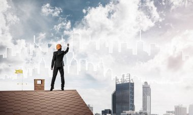 Mühendis adam evin çatısında ayakta