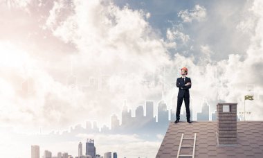 Takım elbiseli genç işadamı 