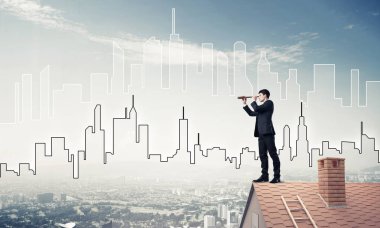 Çatının kenarında elbiseli genç işadamı