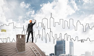 Mühendis adam evin çatısında ayakta