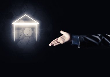 parlayan ev simgesini dokunmadan adam