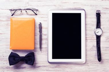Erkek aksesuarları ve tablet 