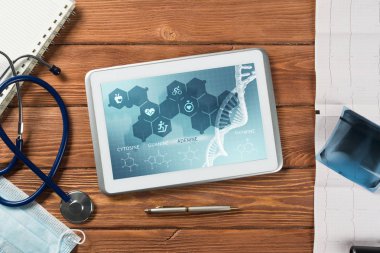 Beyaz tablet pc ve doktor araçları