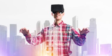  Sanal gerçeklik kulaklığı olan adam.