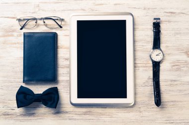 Erkek aksesuarları ve tablet 