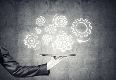 ekip çalışması kavramı ile metal tepsi 