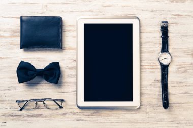 Erkek aksesuarları ve tablet 