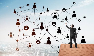 Sırt üstü çatı ile ayakta genç adam