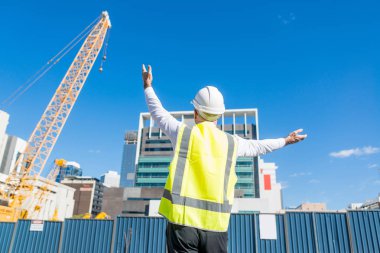 mühendis adam kask içinde 