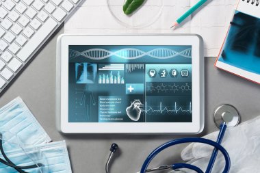 Beyaz tablet pc ve doktor araçları