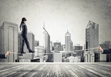 İşadamı blindfolder gözleri ile 