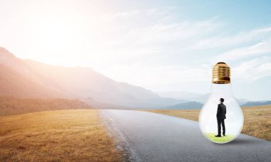 işadamı ampul içinde sıkışmış