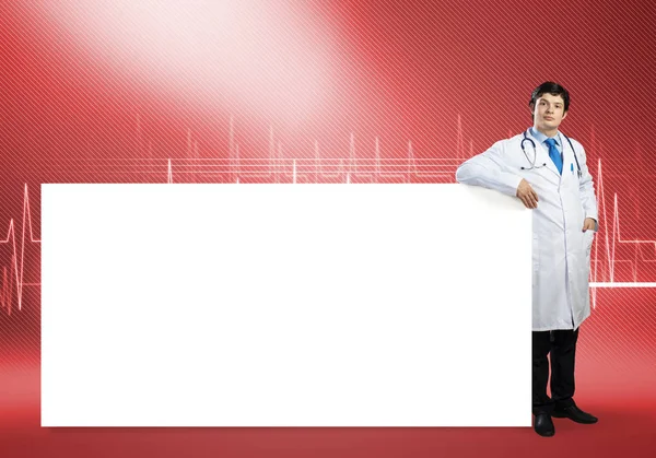 白い空白のバナーを持つ医師 — ストック写真