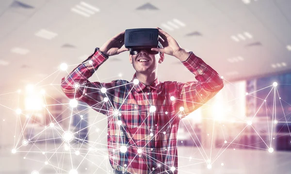 Man met virtual reality headset — Stockfoto