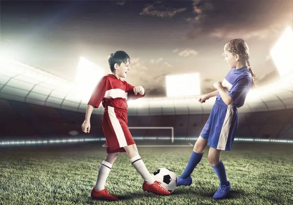 Adolescentes jogando futebol — Fotografia de Stock