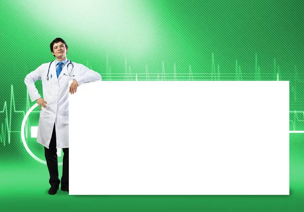 Lekarz z białej pusty transparent — Zdjęcie stockowe