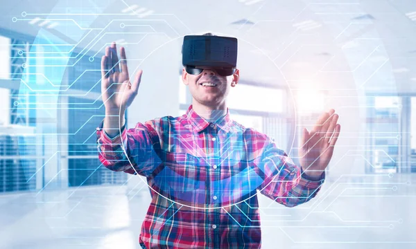 Man met virtual reality headset — Stockfoto