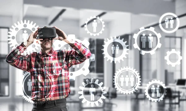 Homme avec casque de réalité virtuelle — Photo