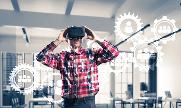 Homme avec casque de réalité virtuelle — Photo