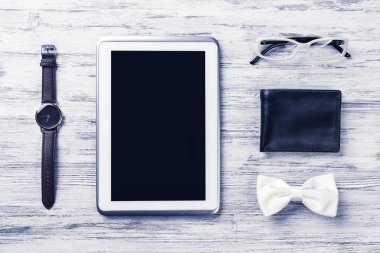 Erkek aksesuarları ve tablet 