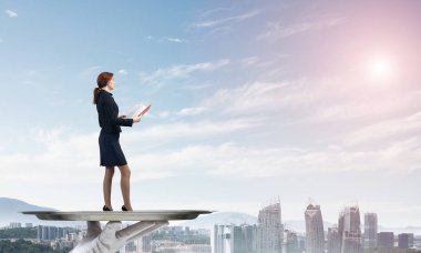 Garson tepsi kadın üzerinde sunulması 