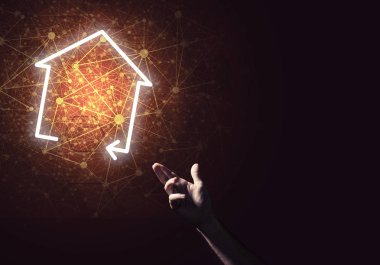 parlayan ev simgesini dokunmadan adam