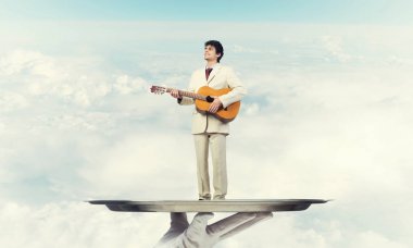 Garson tepsi adam sunulması