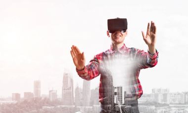  Sanal gerçeklik kulaklığı olan adam.