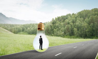 işadamı ampul içinde sıkışmış