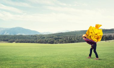 Oluşturucu adam taşıma kağıt topu 