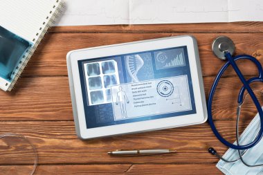 Beyaz tablet pc ve doktor araçları