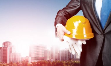 inşaat kask ile takım elbiseli adam