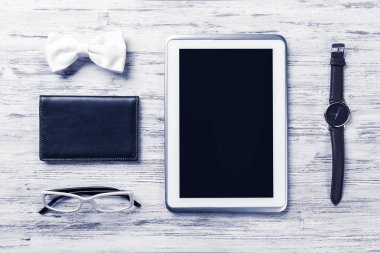 Erkek aksesuarları ve tablet 