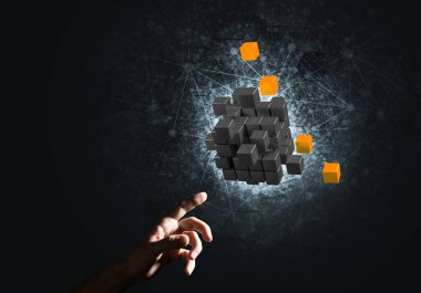 Adam el ele tutuşan küp figürü