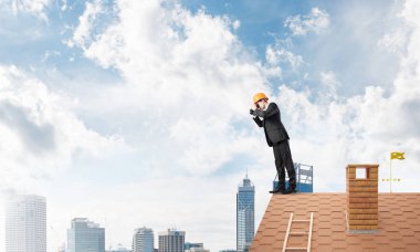 Takım elbiseli genç işadamı 