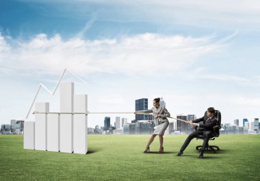 iş adamları açık havada ve büyüyen grafik 