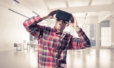  Sanal gerçeklik kulaklığı olan adam.