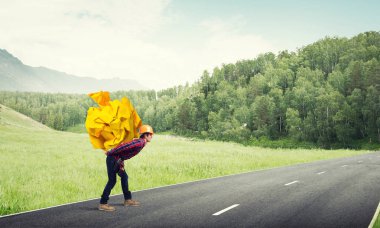 Oluşturucu adam taşıma kağıt topu 