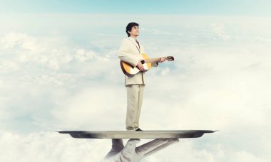 Garson tepsi adam sunulması