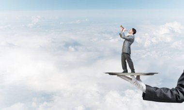 Garson tepsi adam sunulması