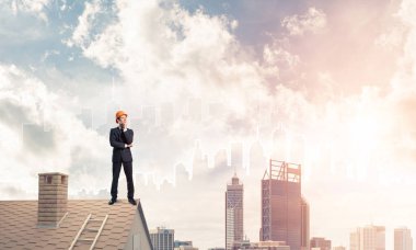 Takım elbiseli genç işadamı 