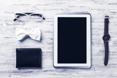 Erkek aksesuarları ve tablet 