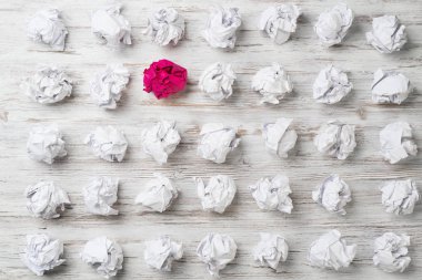 Buruşmuş kağıt toplar.